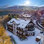 B&B Karpacki & - Blisko Wyciagu, Restauracja, Sala Zabaw, Bar 24h (adults Only) 3*